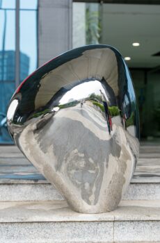 Stainless steel high gloss stone sculpture. Explore unlimited creative possibilities, we are a professional stainless steel sculpture customization factory.
